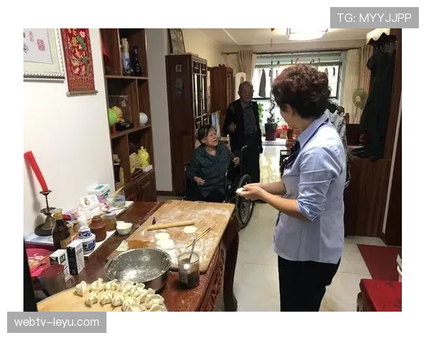 廖秋云出门像邻家阿姨，掏卡那一秒像要包下整条街